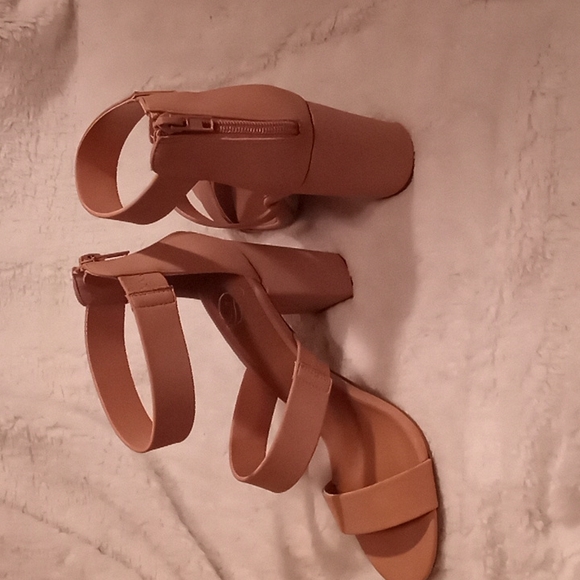 Derek Heart tan heels 7.5 - Picture 3 of 3